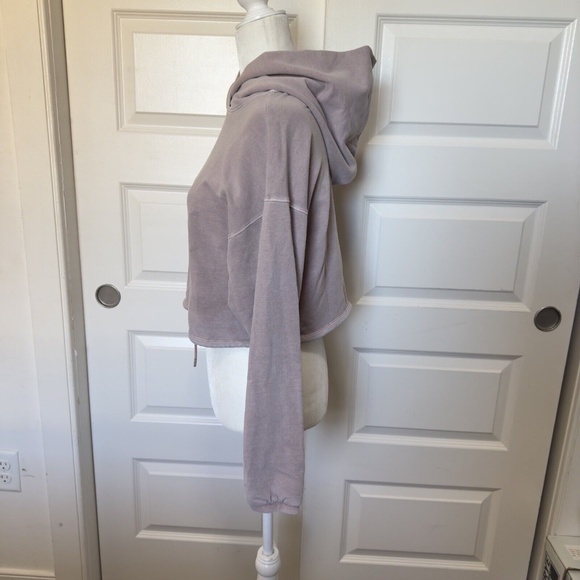 Aritzia The Group by Babaton Weekender Cinchable Pullover Cropped Hoodie Size S - Picture 6 of 14